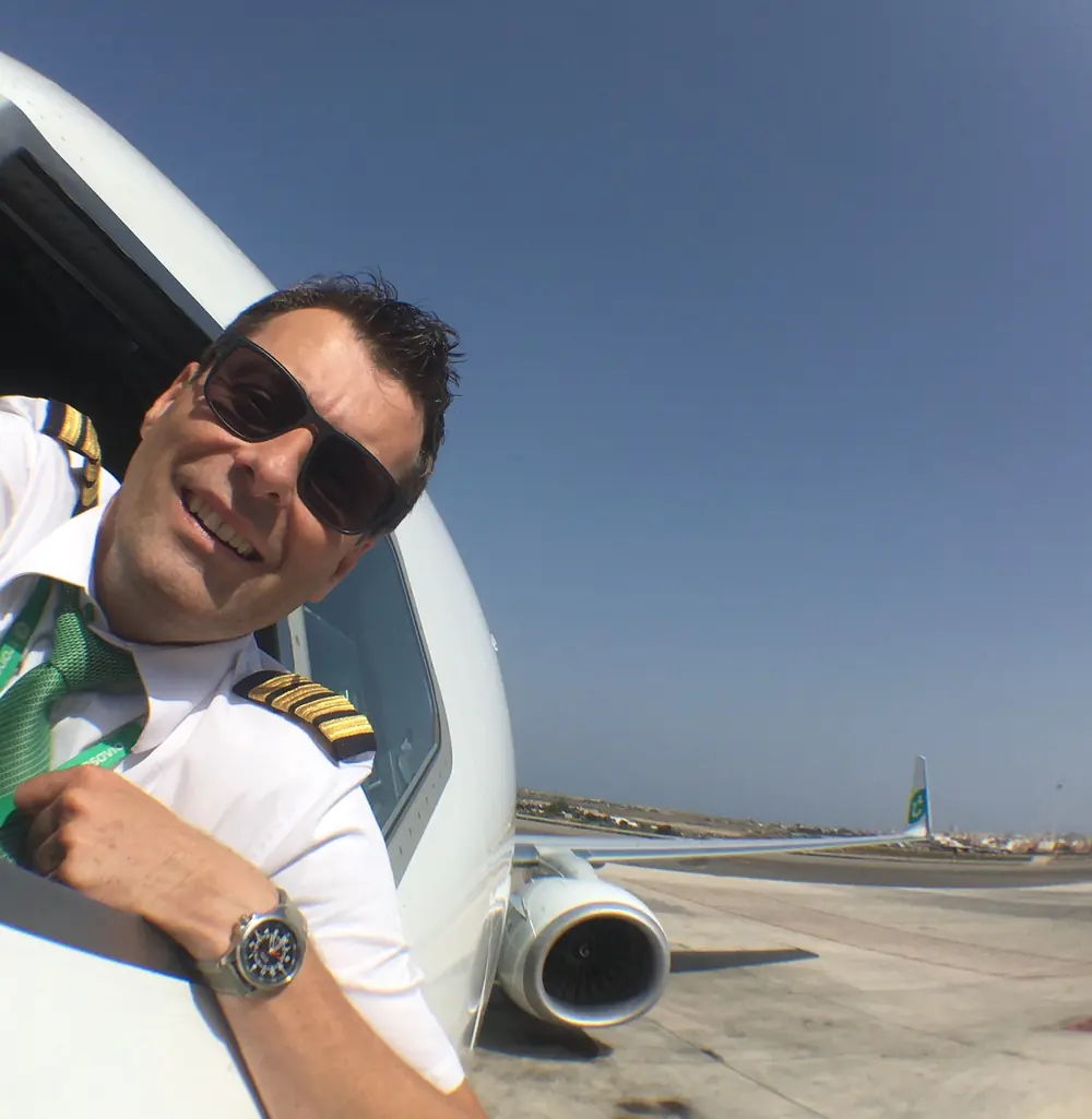 Maurits Hulshof, Boeing 737NG captain and Type Rating Instructor, leaning out of the cockpit window